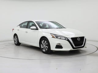 2021 Nissan Altima with Glacier White Exterior
