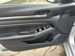2023 Altima Thumbnail 17