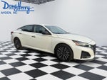 2025 Altima Thumbnail 7