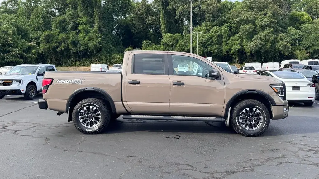 2022 Nissan Titan SV