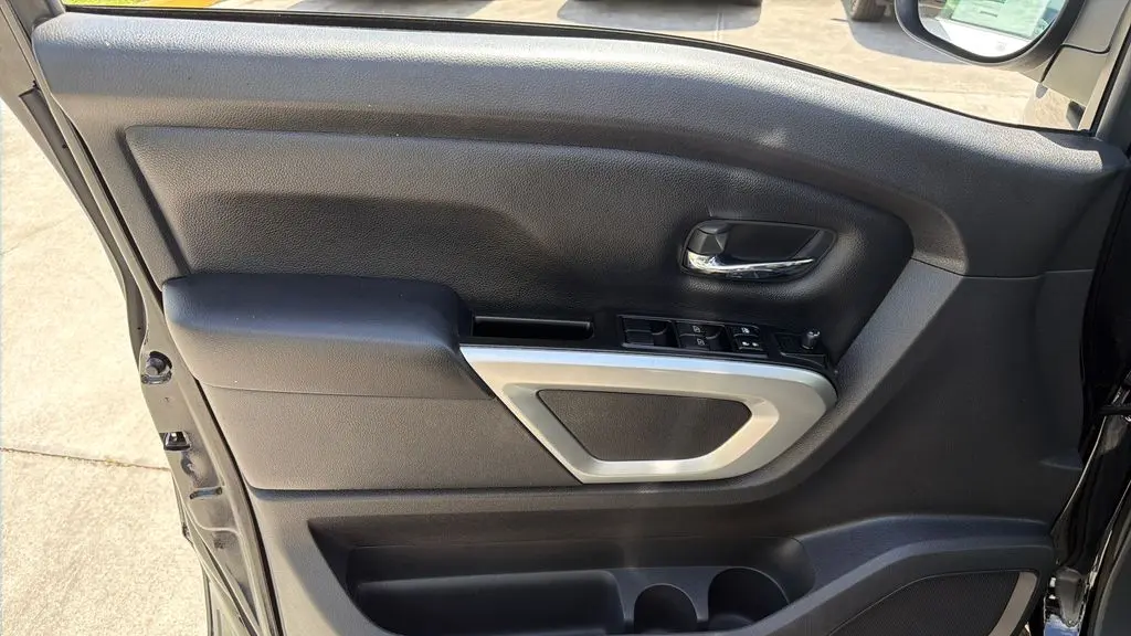 2023 Nissan Titan SV