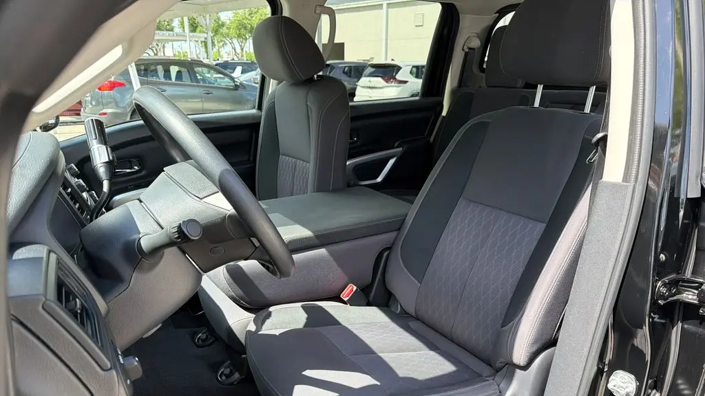 2023 Nissan Titan SV