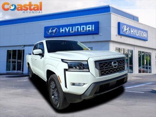 2024 Nissan Frontier with Glacier White Exterior