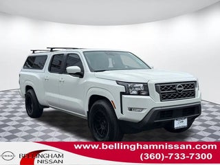 2022 Nissan Frontier with Glacier White Exterior