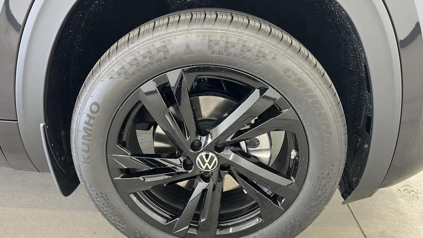 2026 Volkswagen Atlas Cross Sport SEL R-Line Black 4Motion