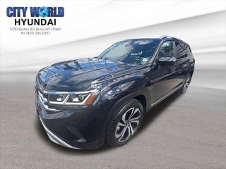 2022 Volkswagen Atlas with Deep Black Pearl Exterior