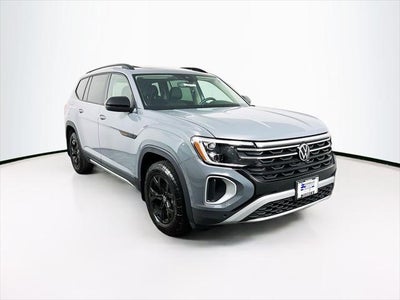 Photo of a 2024 Volkswagen Atlas AWD Peak Edition SE 4motion 4DR SUV W/Technology for sale