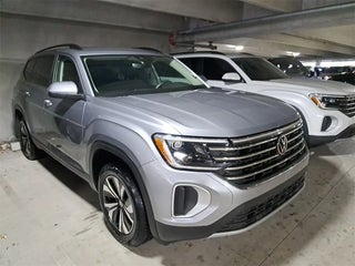 2024 Volkswagen Atlas with Silver Mist Metallic Exterior
