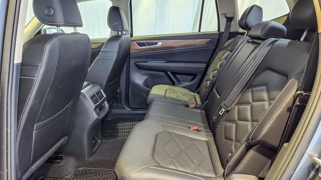 2025 Volkswagen Atlas SE