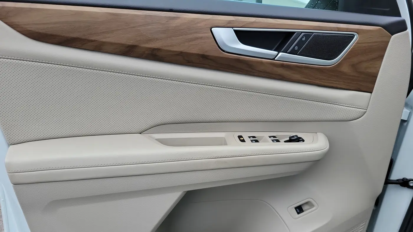2025 Volkswagen Atlas SE