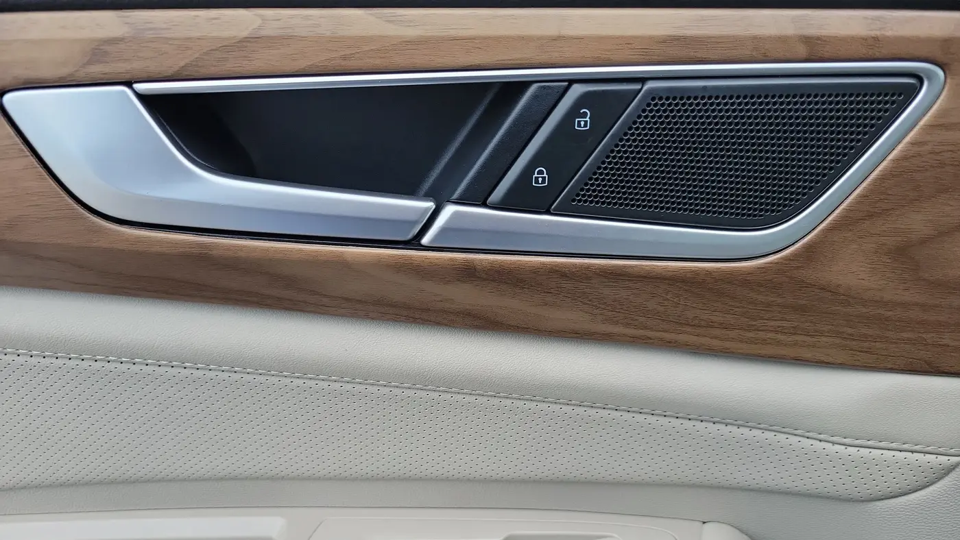 2025 Volkswagen Atlas SE