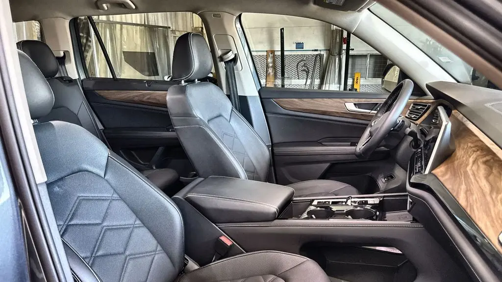 2025 Volkswagen Atlas SE