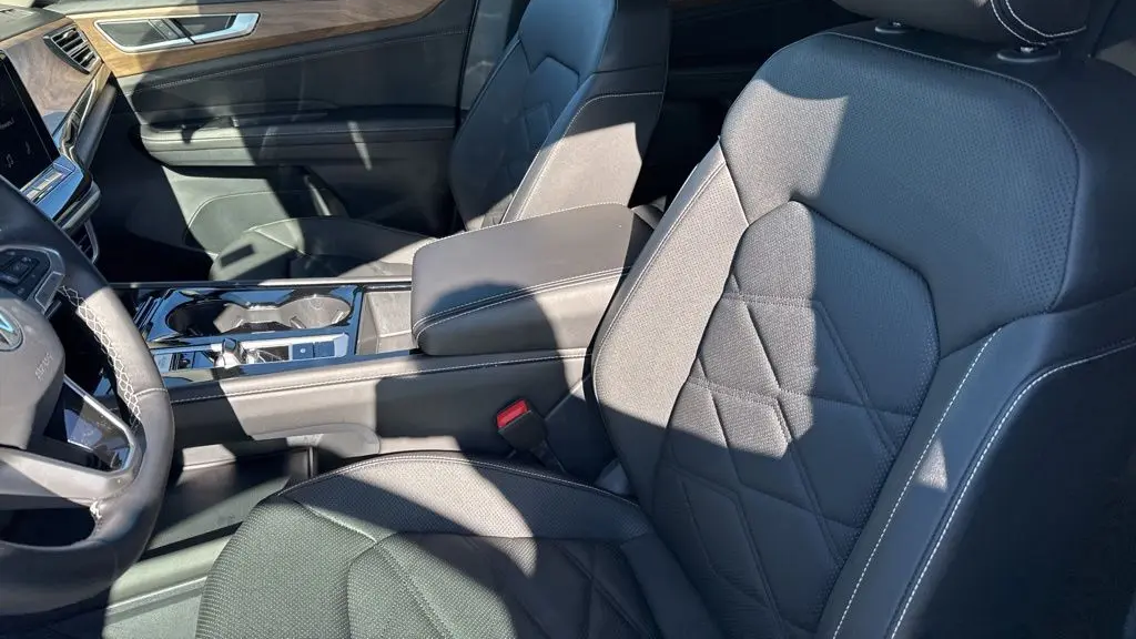 2025 Volkswagen Atlas SE