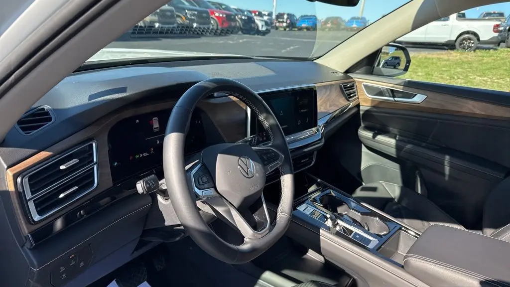 2025 Volkswagen Atlas SE