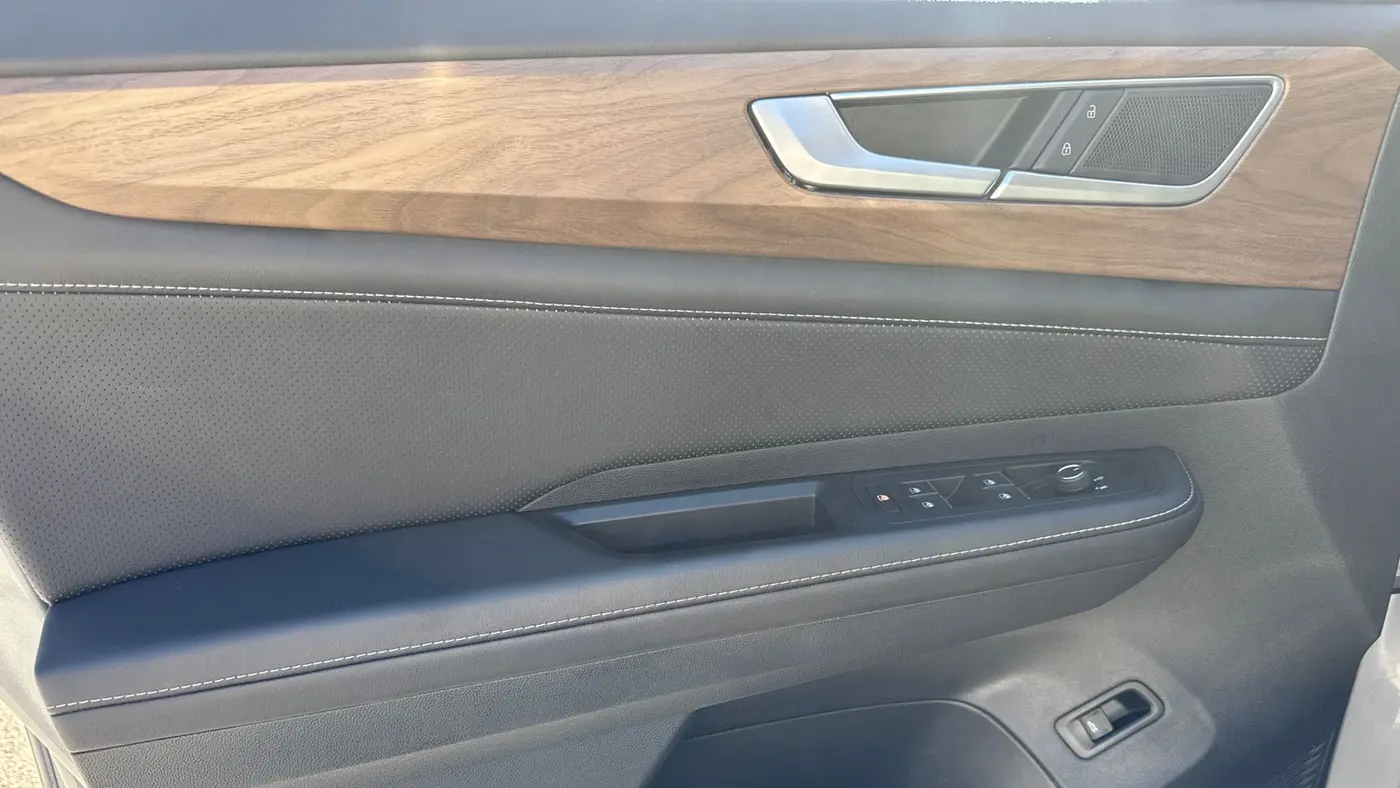 2025 Volkswagen Atlas SE
