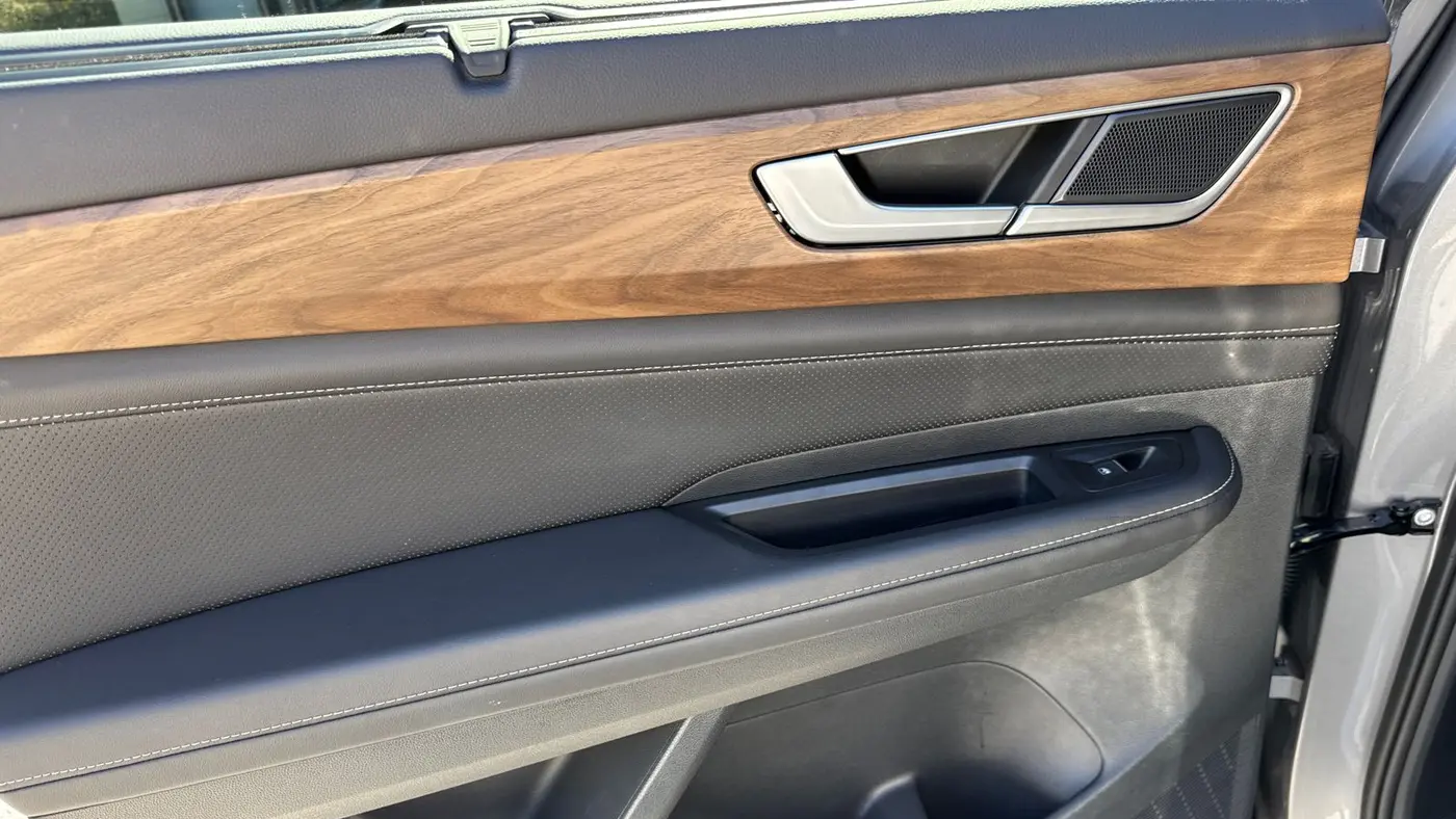 2025 Volkswagen Atlas SE