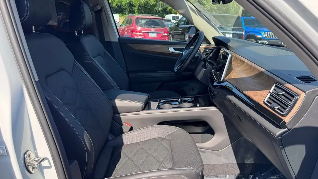 2025 Volkswagen Atlas SE
