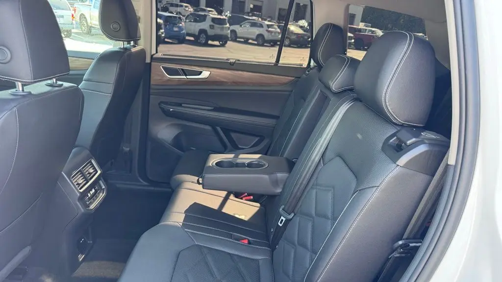 2025 Volkswagen Atlas SE