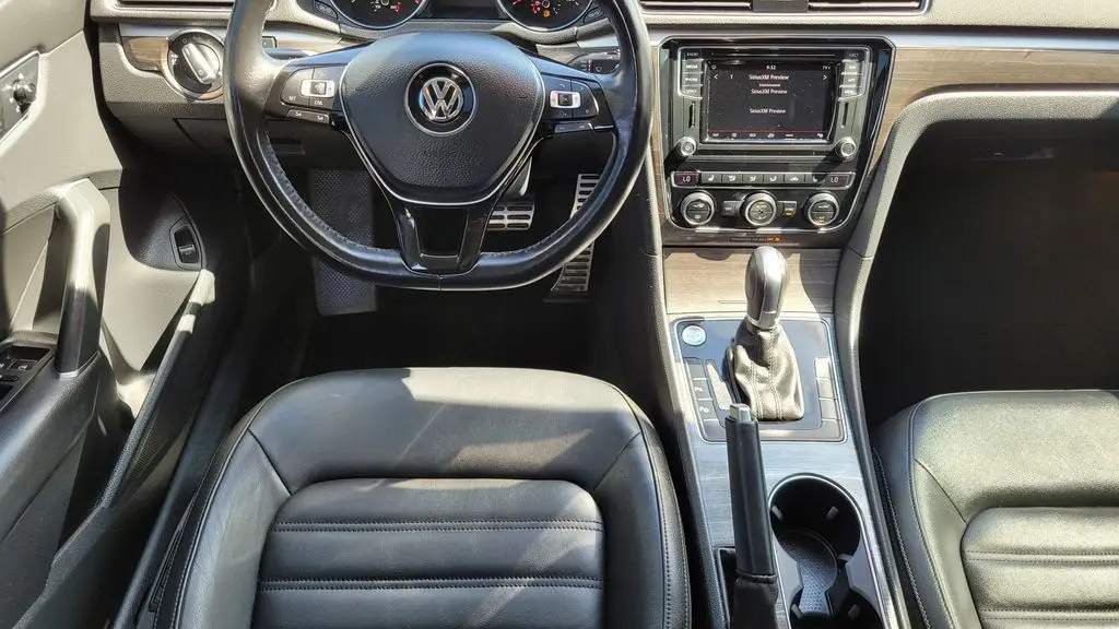 2018 Volkswagen Passat 2.0T SEL Premium