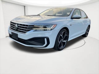2020 Volkswagen Passat with Pure White Exterior