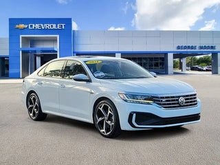 2021 Volkswagen Passat with Pure White Exterior
