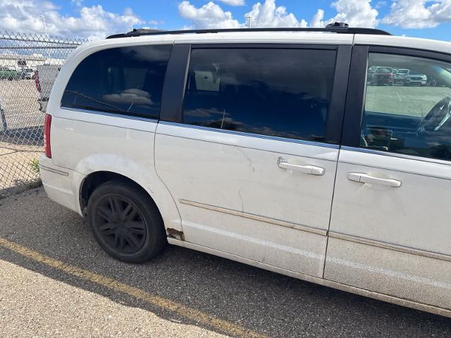 2010 Chrysler Town And Country - $2,180