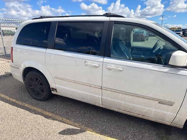 2010 Chrysler Town And Country - $2,180