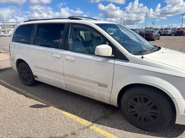 2010 Chrysler Town And Country - $2,180