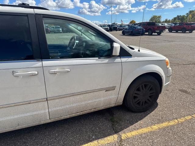 2010 Chrysler Town And Country - $2,180