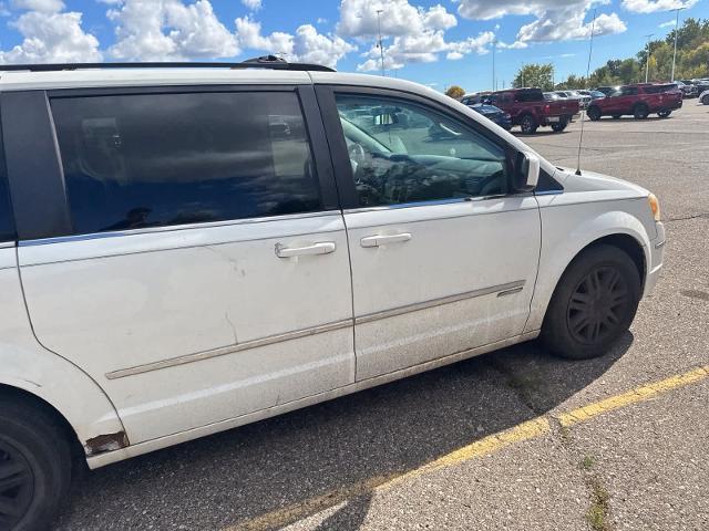 2010 Chrysler Town And Country - $2,180