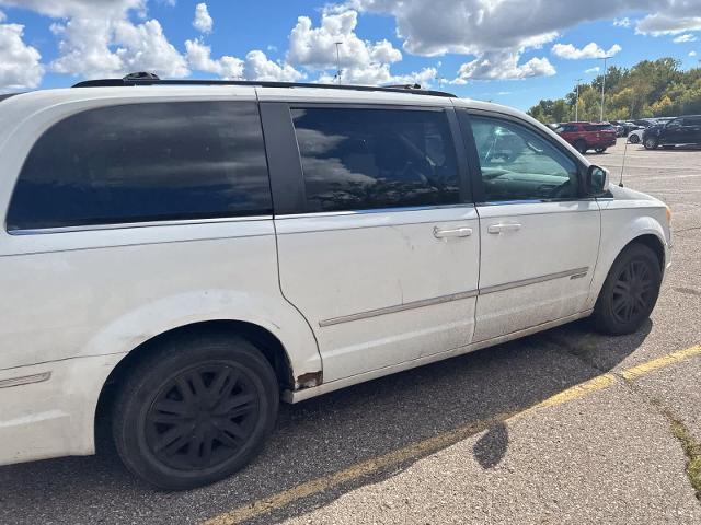 2010 Chrysler Town And Country - $2,180