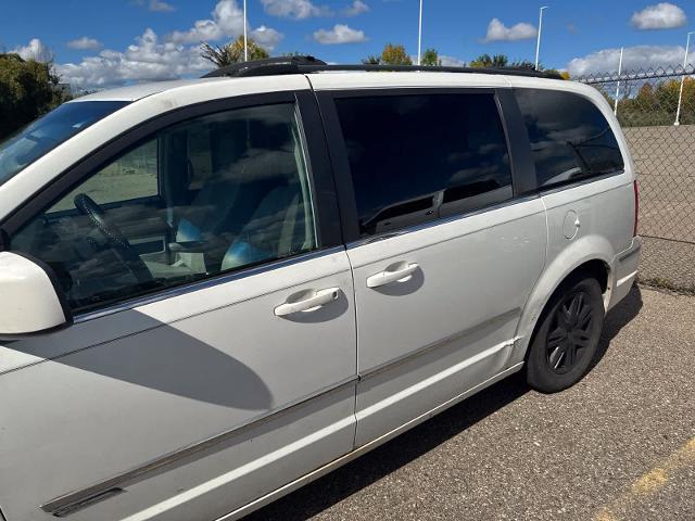2010 Chrysler Town And Country - $2,180