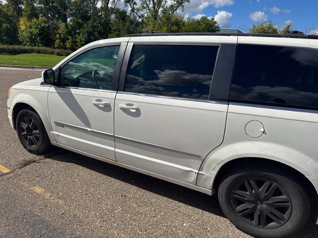 2010 Chrysler Town And Country - $2,180
