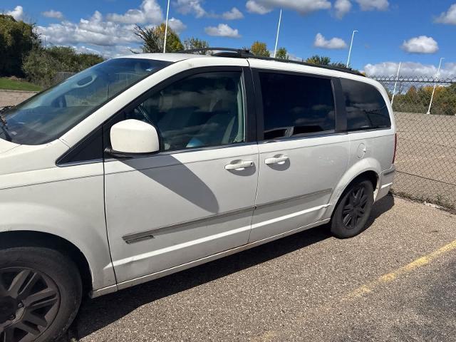 2010 Chrysler Town And Country - $2,180