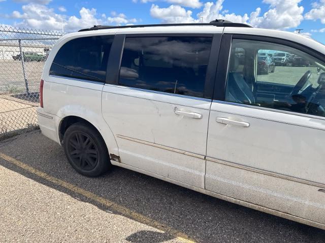 2010 Chrysler Town And Country - $2,180