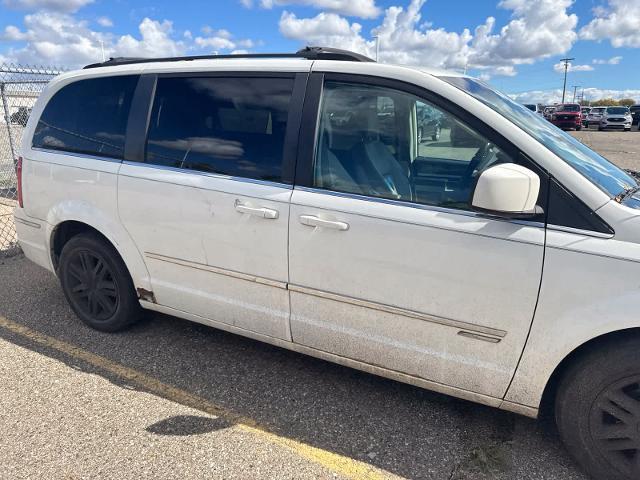 2010 Chrysler Town And Country - $2,180