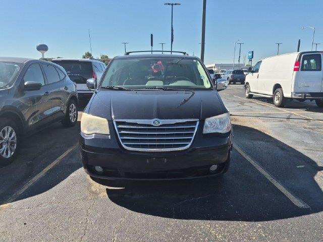 2010 Chrysler Town And Country - $5,988
