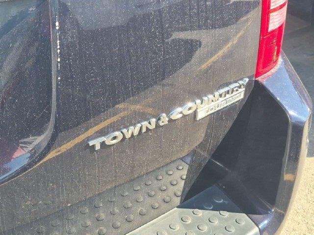 2010 Chrysler Town And Country - $5,988