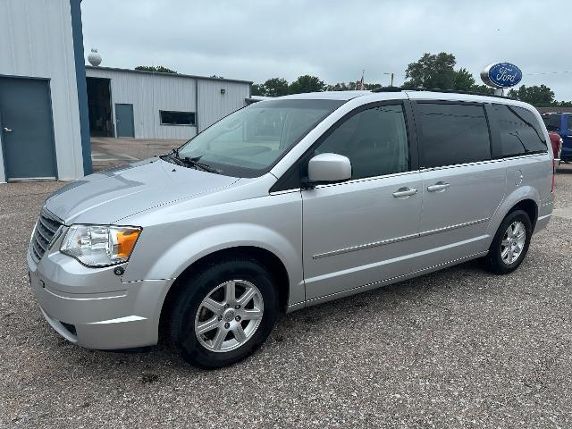 2010 Chrysler Town And Country - $6,900