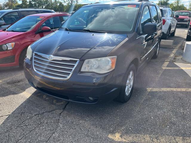 2010 Chrysler Town And Country - $2,780