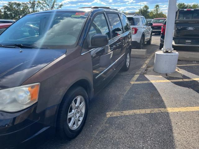 2010 Chrysler Town And Country - $2,780