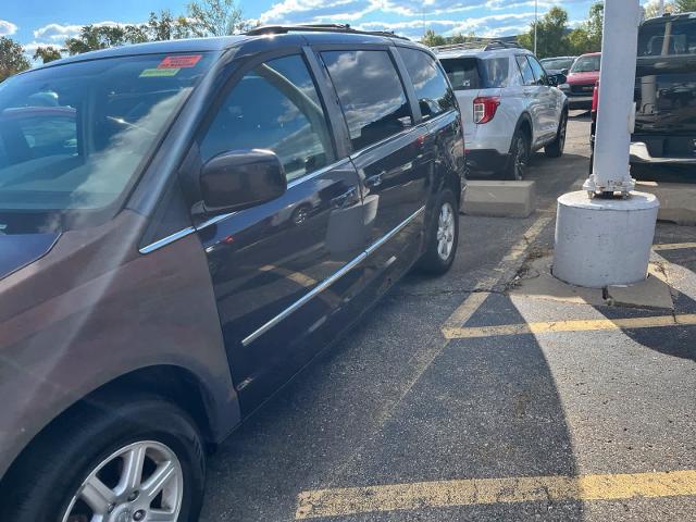 2010 Chrysler Town And Country - $2,780