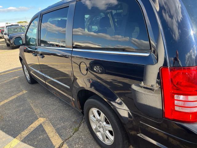 2010 Chrysler Town And Country - $2,780