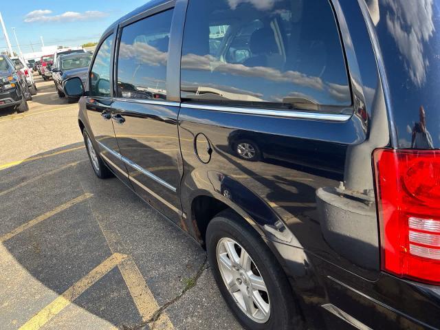 2010 Chrysler Town And Country - $2,780