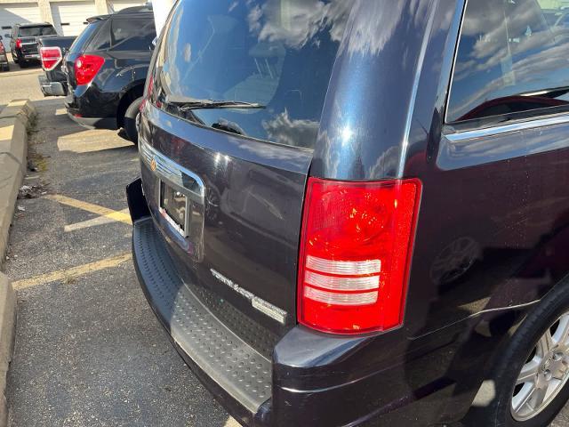 2010 Chrysler Town And Country - $2,780