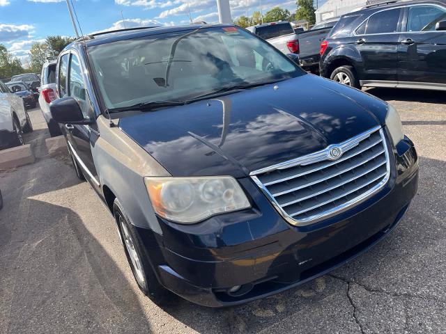 2010 Chrysler Town And Country - $2,780