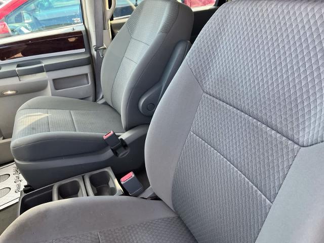 2010 Chrysler Town And Country - $2,780
