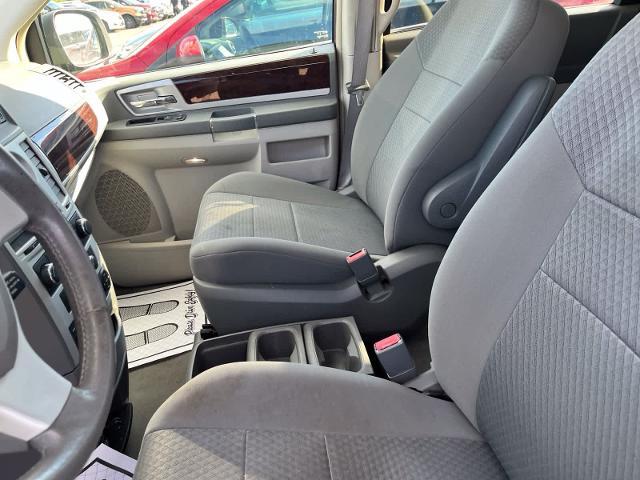 2010 Chrysler Town And Country - $2,780