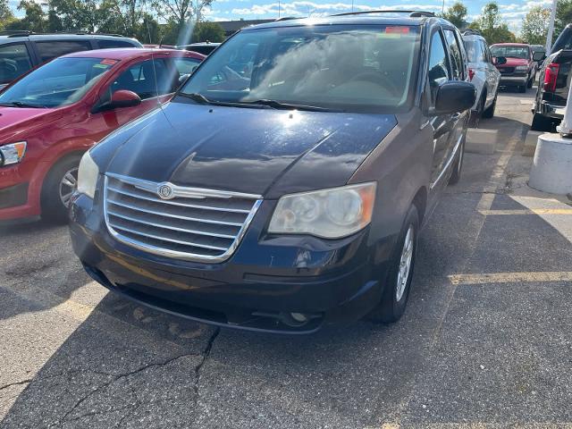 2010 Chrysler Town And Country - $2,780