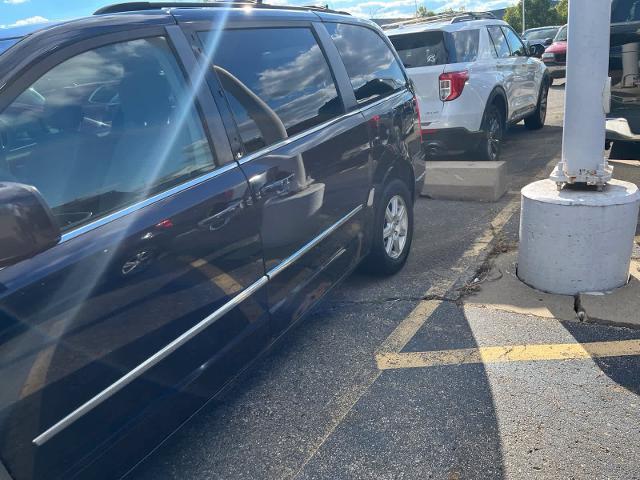 2010 Chrysler Town And Country - $2,780